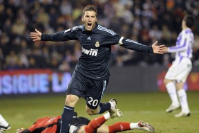 开云体育下载-阿克展现巨星价值，美国冲垮奥地利，当个体光芒照亮集体意志