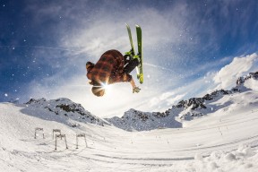 开云体育下载-罗德里节奏完全掌控，尼斯强行终结巴拉圭，当现代足球的精密齿轮碾过最后的浪漫孤岛